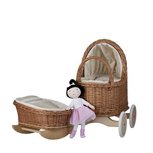 Lara chariot en osier et berceau pour poupées avec bordure beige, couverture et coussin TheWickerStories
