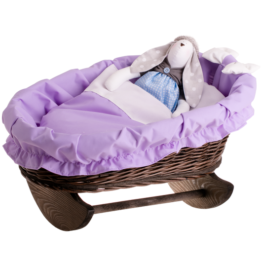 Mimi Weidenwiege für Puppen mit violettem Besatz, Matratze, Decke und Kissen auf Holzkufen TheWickerStories