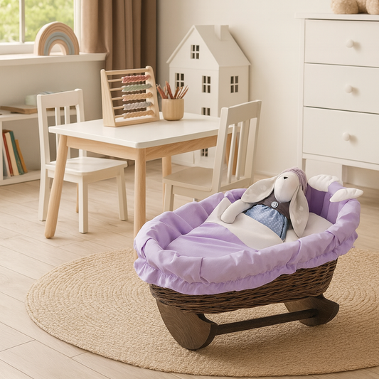 Mimi Berceau en osier pour poupées, orné d'une bordure violette, avec matelas, couverture et oreiller, monté sur des patins en bois TheWickerStories