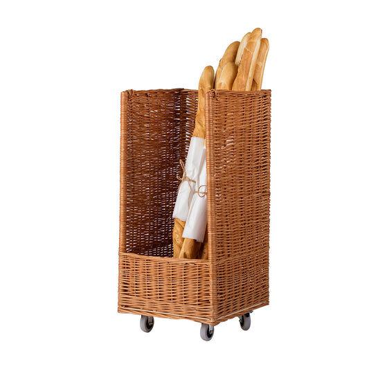 gevlochten mand voor stokbroden voor presentatie op wielen