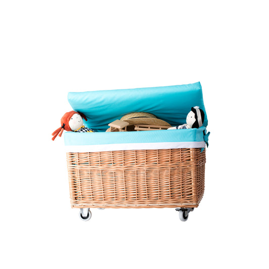 Cervus fonott kosár kék béléssel és kerekekkel TheWickerStories