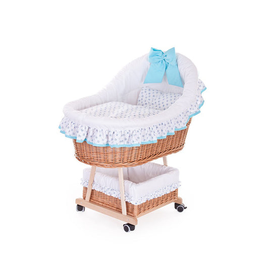 Papilio Fonott, vesszőből készült babakocsi csecsemőknek fehér szegéllyel és világoskék kiegészítőkkel, kupolával, takaróval és párnával, fékes kerekekkel TheWickerStories