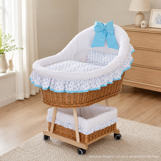 wieg van rotan voor baby met witte afwerking en lichtblauwe accenten, met hemel, dekentje en kussen, op wieltjes met rem