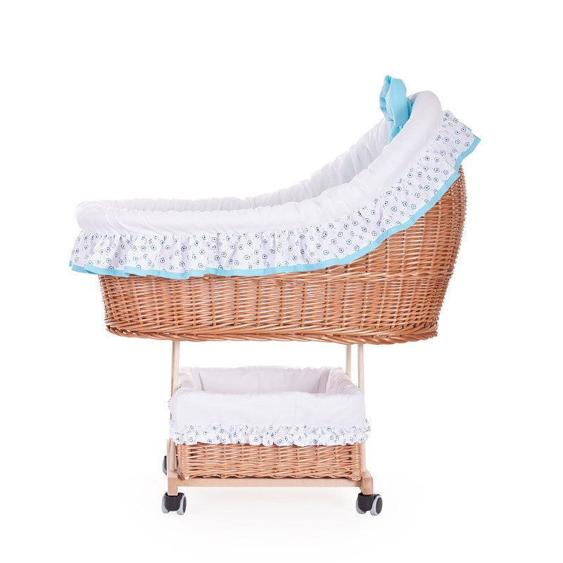 Papilio Kinderwagen van wilgentenen voor baby's met witte bies en blauwe accenten, inclusief kapje, dekentje en kussentje, op wieltjes met rem
