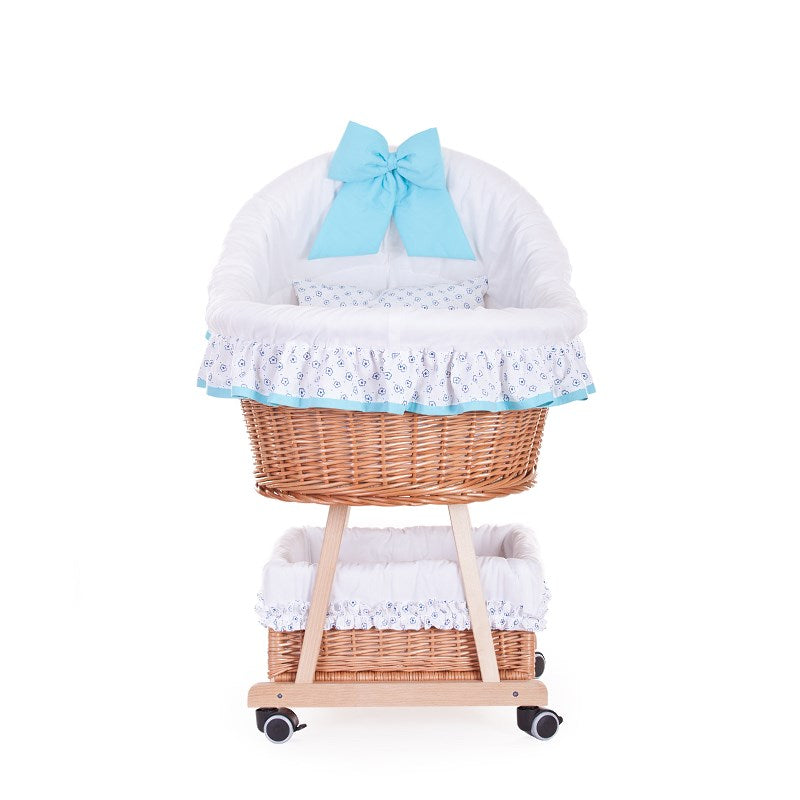 Papilio Kinderwagen van wilgentenen voor baby's met witte bies en blauwe accenten, inclusief kapje, dekentje en kussentje, op wieltjes met rem