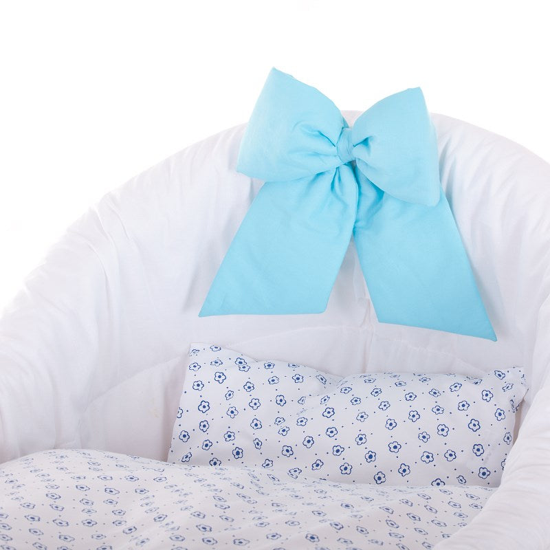 Papilio Kinderwagen van wilgentenen voor baby's met witte bies en blauwe accenten, inclusief kapje, dekentje en kussentje, op wieltjes met rem