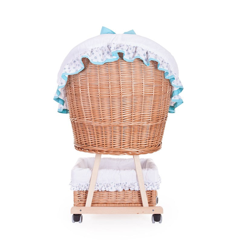 Papilio Kinderwagen van wilgentenen voor baby's met witte bies en blauwe accenten, inclusief kapje, dekentje en kussentje, op wieltjes met rem
