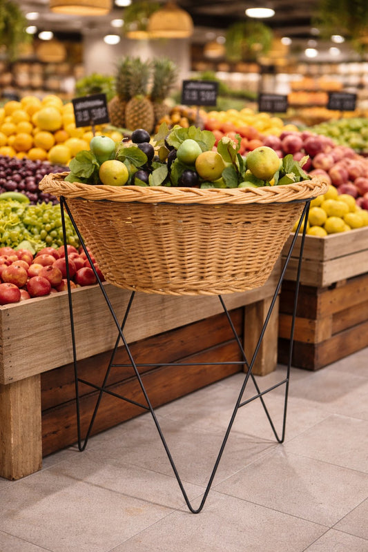 wiklinowy stojak ekspozycyjny na owoce i warzywa z metalowym stelażem