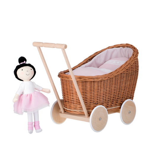 gevlochten poppenwagen met roze bies, dekentje en kussen