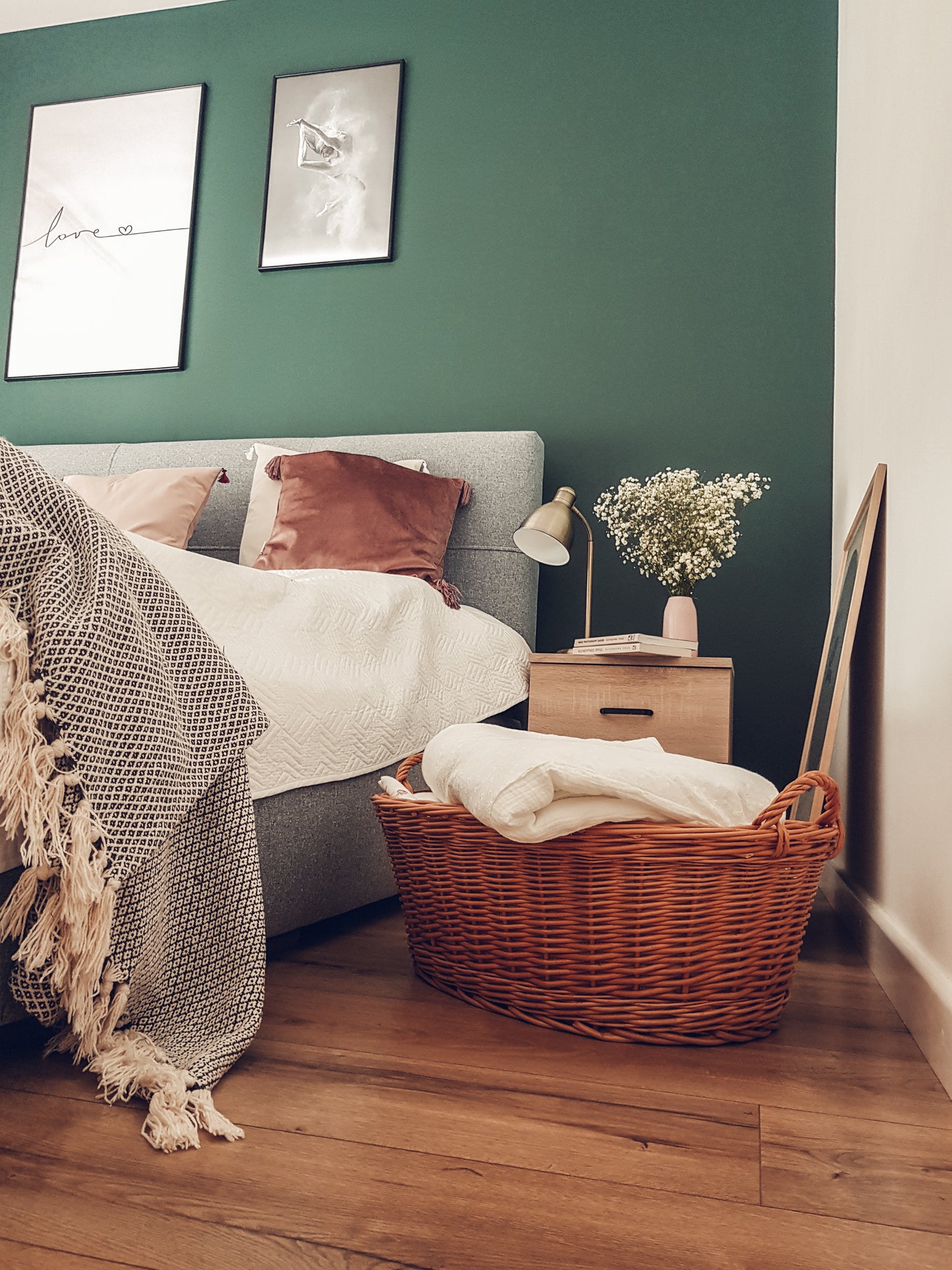 Milvus wicker basket with handles and beige lining