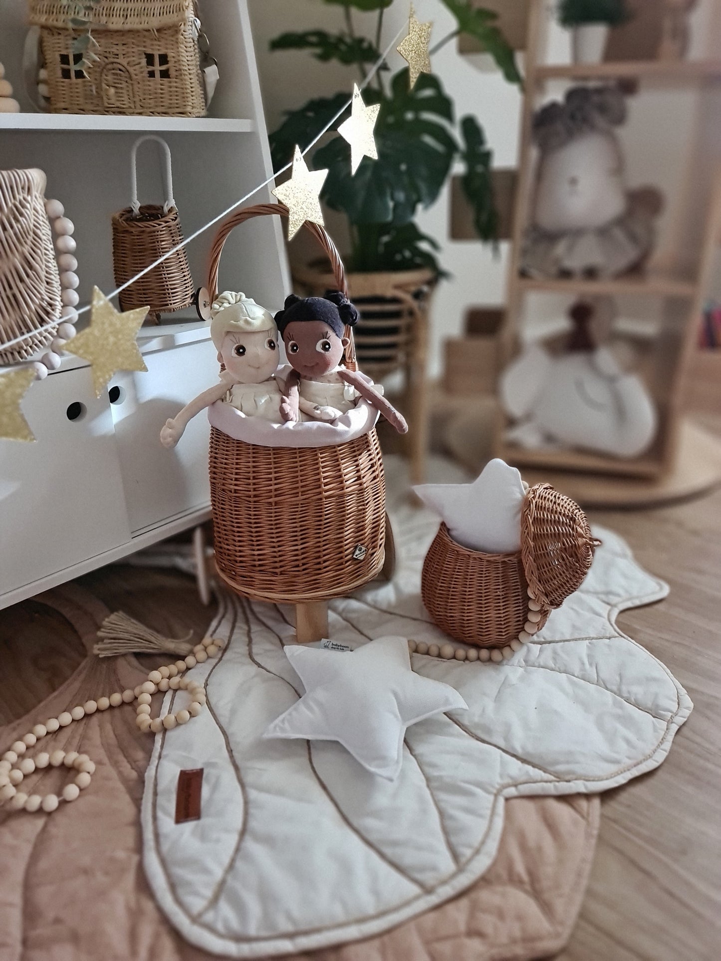 Luke Rieten poppenwagen met lichtblauwe bekleding, handvat en houten wielen