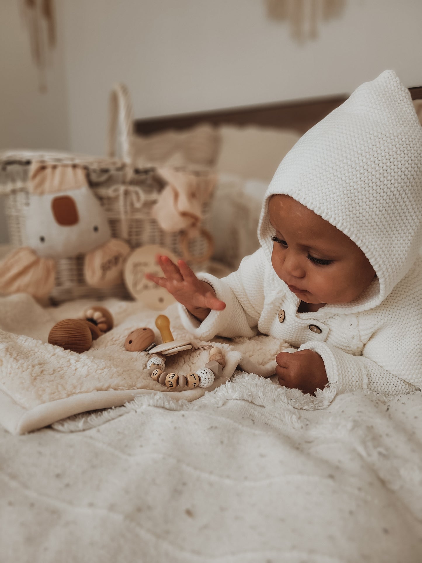 Kastalia wicker picnic basket with beige lining and lid TheWickerStories