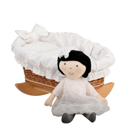 Mimi culla in vimini per bambole con fodera bianca, cuscino e piumone TheWickerStories