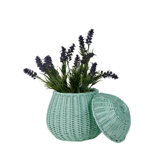 liten korg i flätad rotting med lock