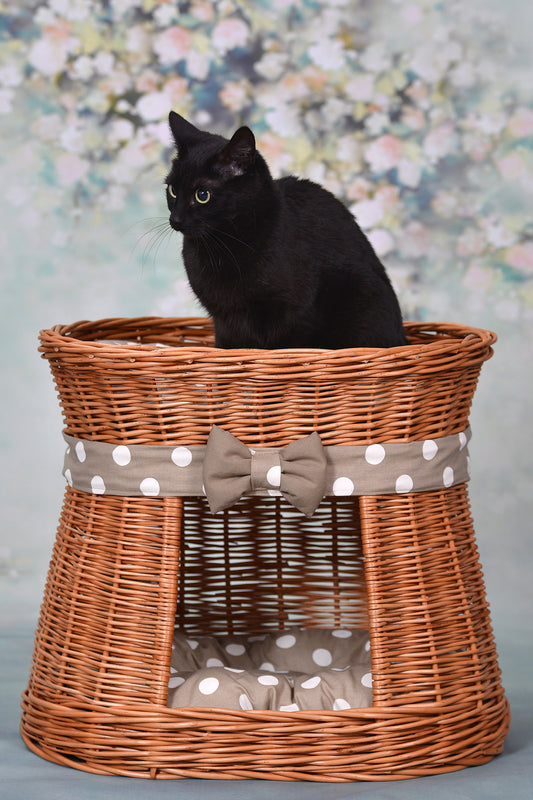 Erif wicker cat house with beige cushions, two-tier, with a bow TheWickerStories