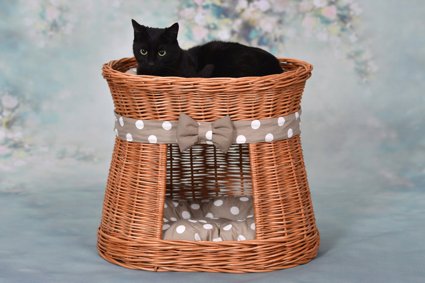 Erif rieten kattenhuis met beige kussens, twee verdiepingen, met strik
