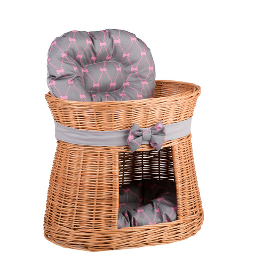 Erif Katzenhaus aus Weide mit zwei Ebenen, mit grauen Kissen und Schleife TheWickerStories