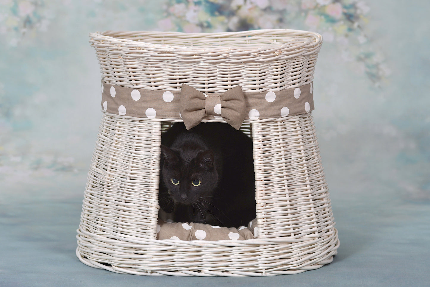 Erif rieten kattenhuis met beige kussens, twee verdiepingen, met strik
