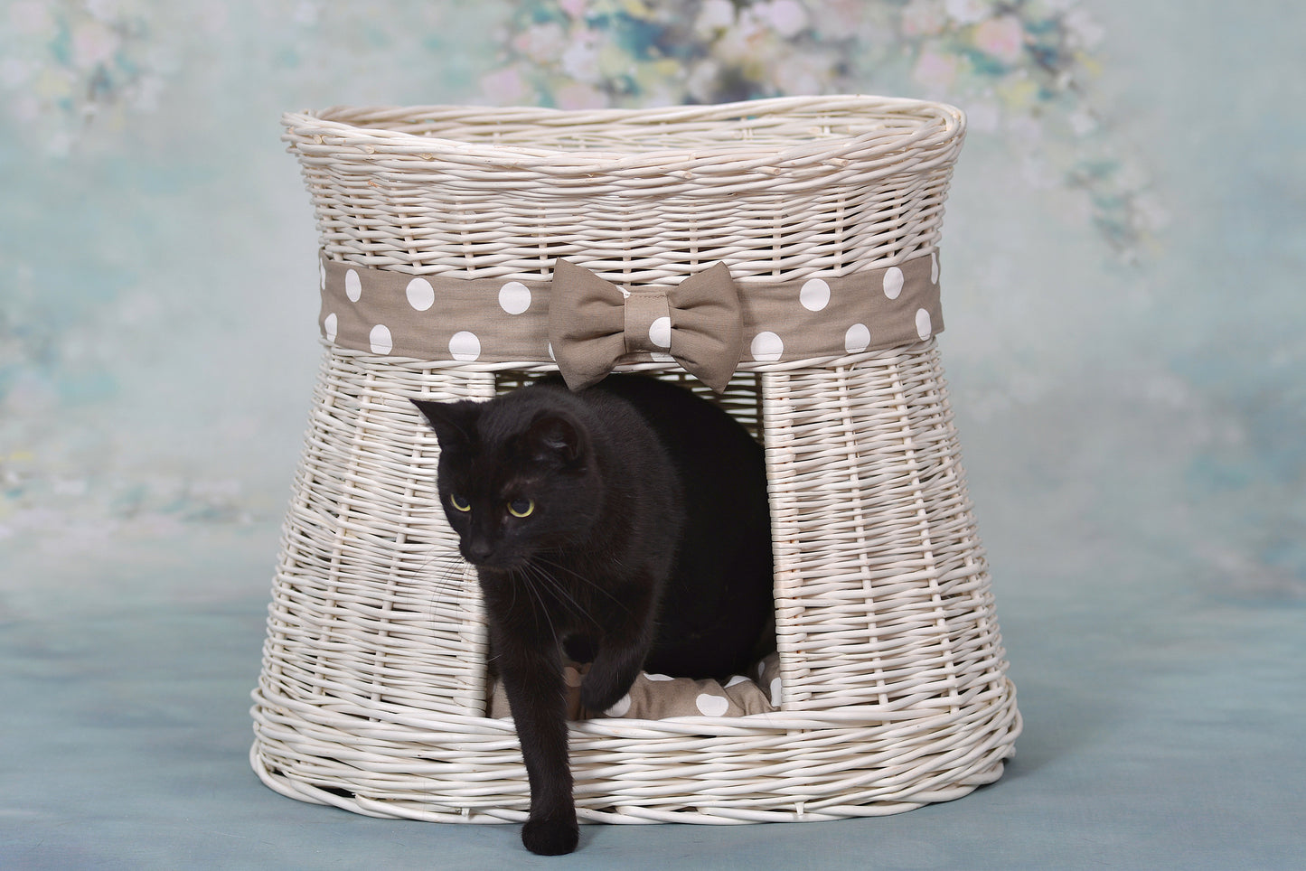 Erif rieten kattenhuis met beige kussens, twee verdiepingen, met strik