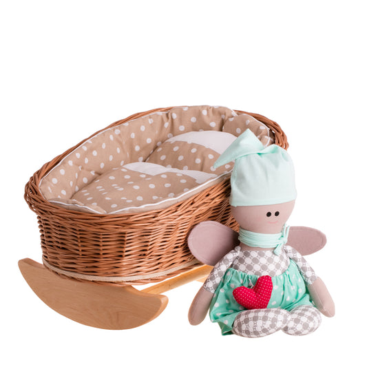Mimi culla in vimini per bambole con fodera beige, cuscino e trapunta TheWickerStories