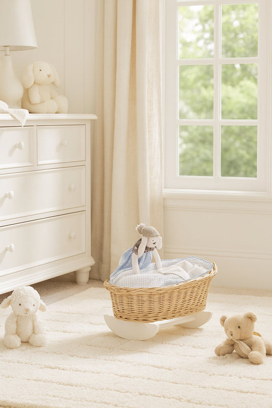 Weidenwiege für Puppen mit blauem Besatz, Kissen und Decke