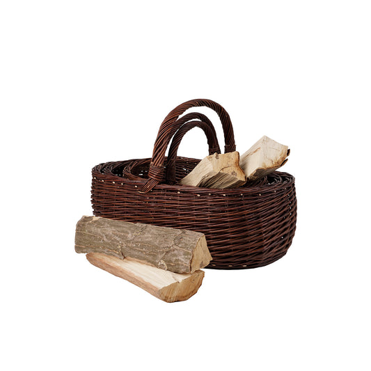 rieten mand voor haardhout bij de open haard