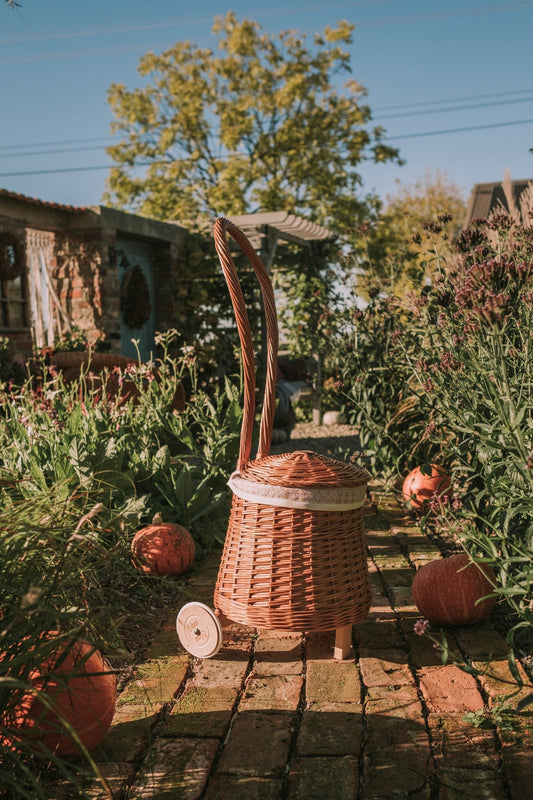 Betula fonott tárolókosár krémszínű béléssel, fogantyúval és kerekekkel TheWickerStories