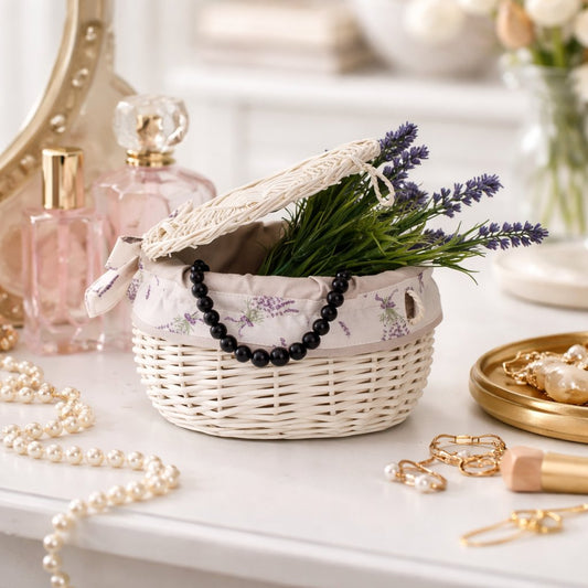 punottu korurasia kermanvärisellä reunuksella, kannella ja rusetilla