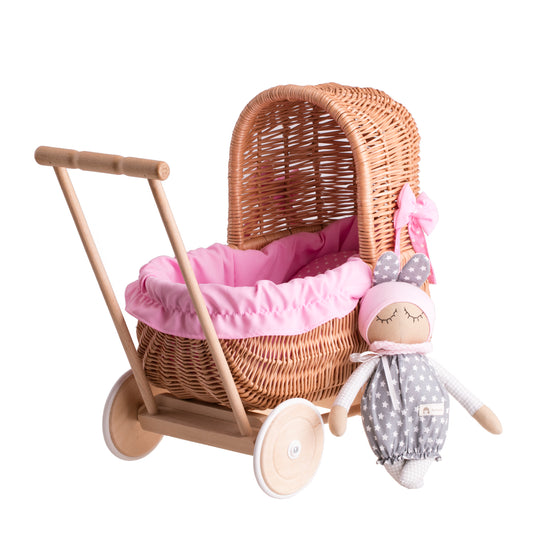 carrinho de vime para bonecas com acabamento rosa, cobertor e almofada