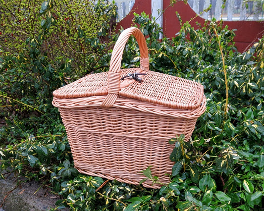 Picknickkorg av flätad pil med lock och handtag