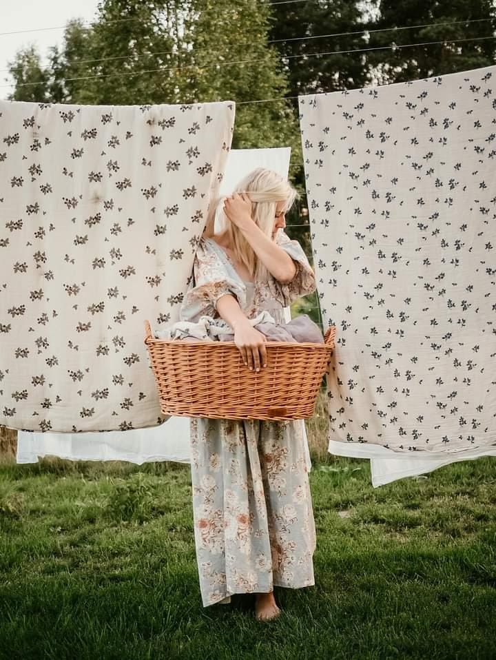 Milvus wicker basket with handles and beige lining