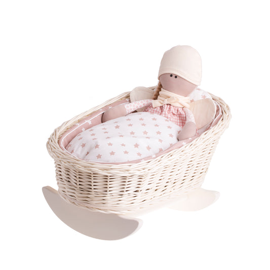 Mimi culla in vimini per bambole con fodera beige, cuscino e trapunta TheWickerStories