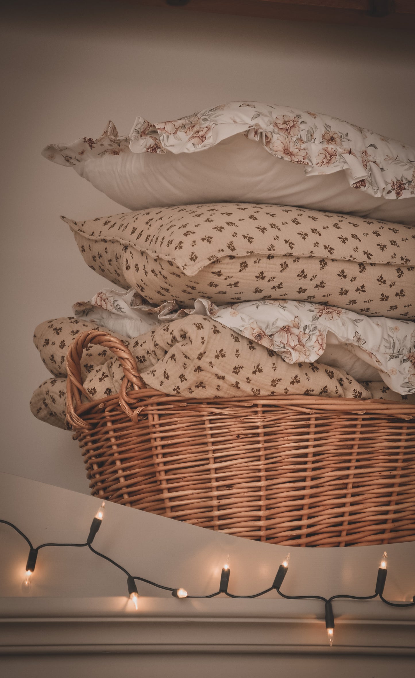 Milvus wicker basket with handles and beige lining