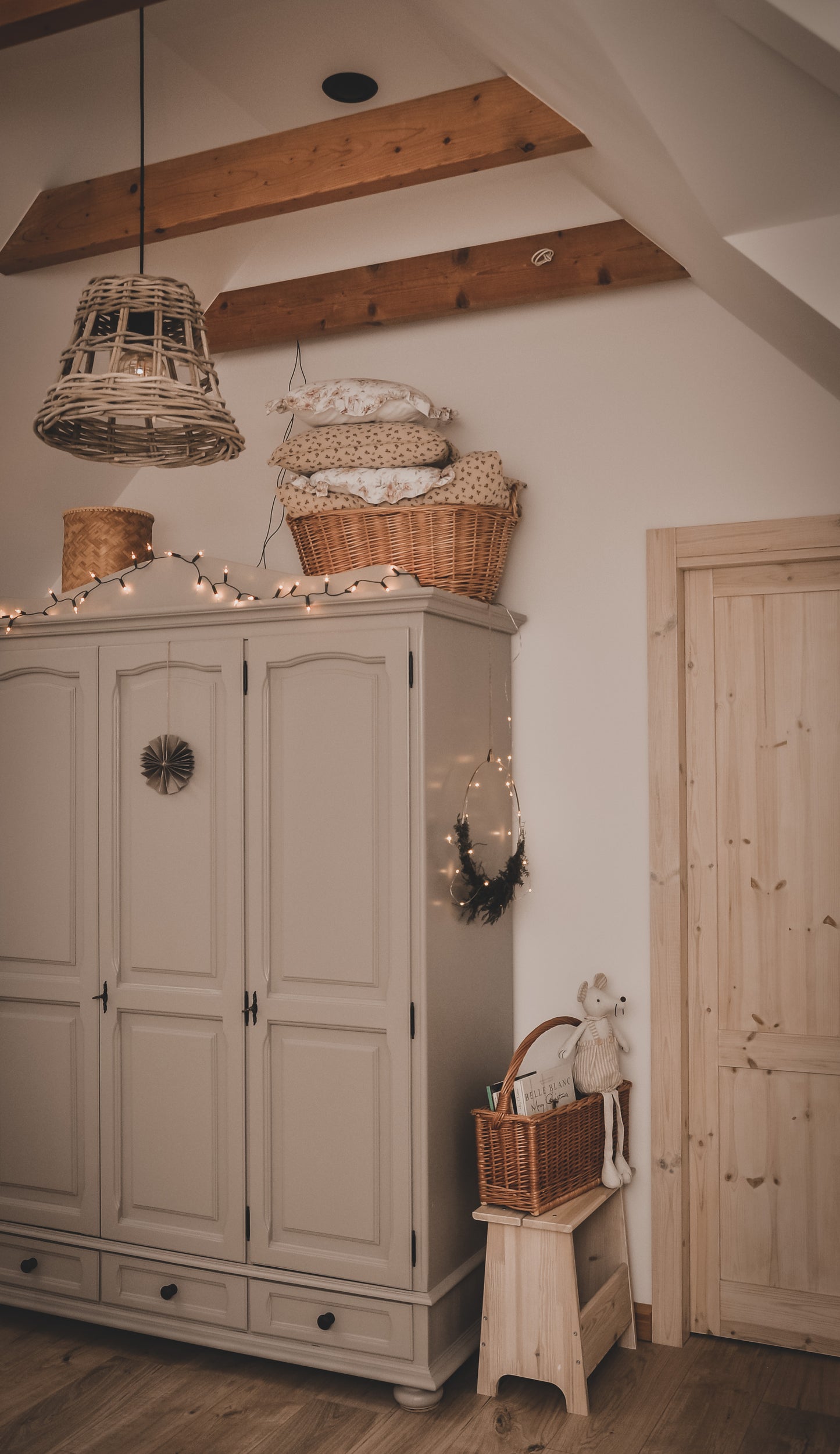 Milvus wicker basket with handles and beige lining