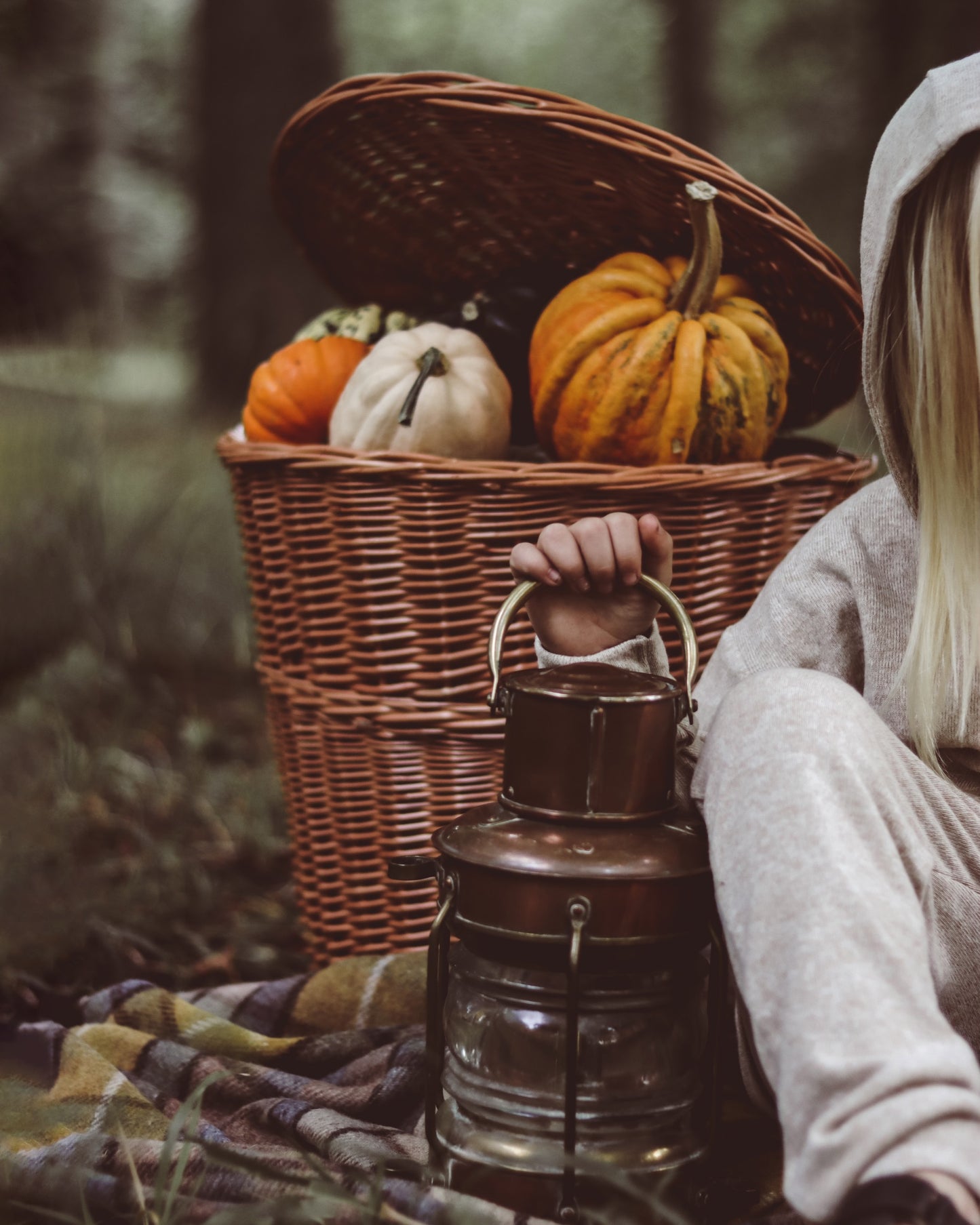 Sirellius fonott hátizsák barna szegéllyel, pántokkal és fedéllel TheWickerStories