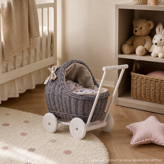 rotan poppenwagen met beige afwerking, dekentje en kussentje