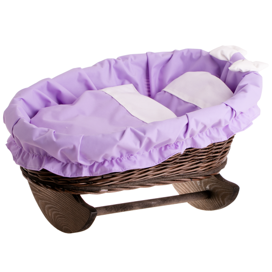 Mimi Rieten poppenwieg met paarse bies, matrasje, dekentje en kussentje op houten glijders