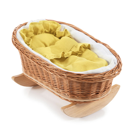 Mimi Rieten poppenwieg met gele bies, inclusief kussen en dekentje