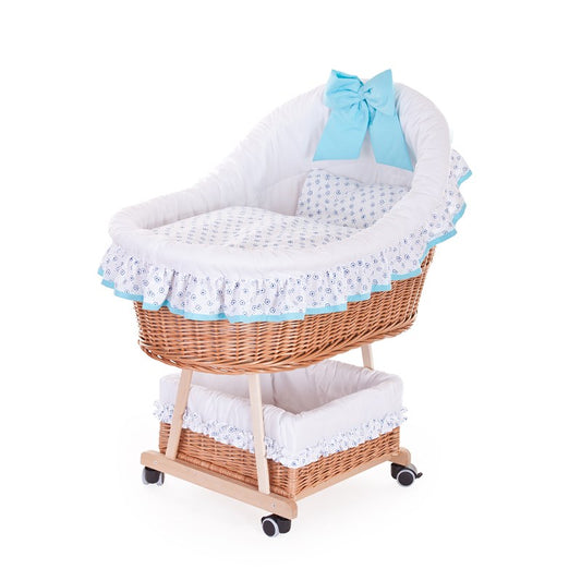 Papilio Kinderwagen van wilgentenen voor baby's met witte bies en blauwe accenten, inclusief kapje, dekentje en kussentje, op wieltjes met rem