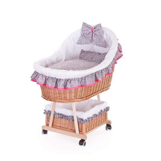 Papilio Rieten kinderwagen voor baby's met witte bies, dekentje en kussentje, op wieltjes met ondermand