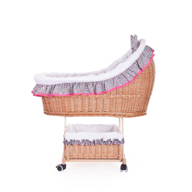 Papilio Rieten kinderwagen voor baby's met witte bies, dekentje en kussentje, op wieltjes met ondermand