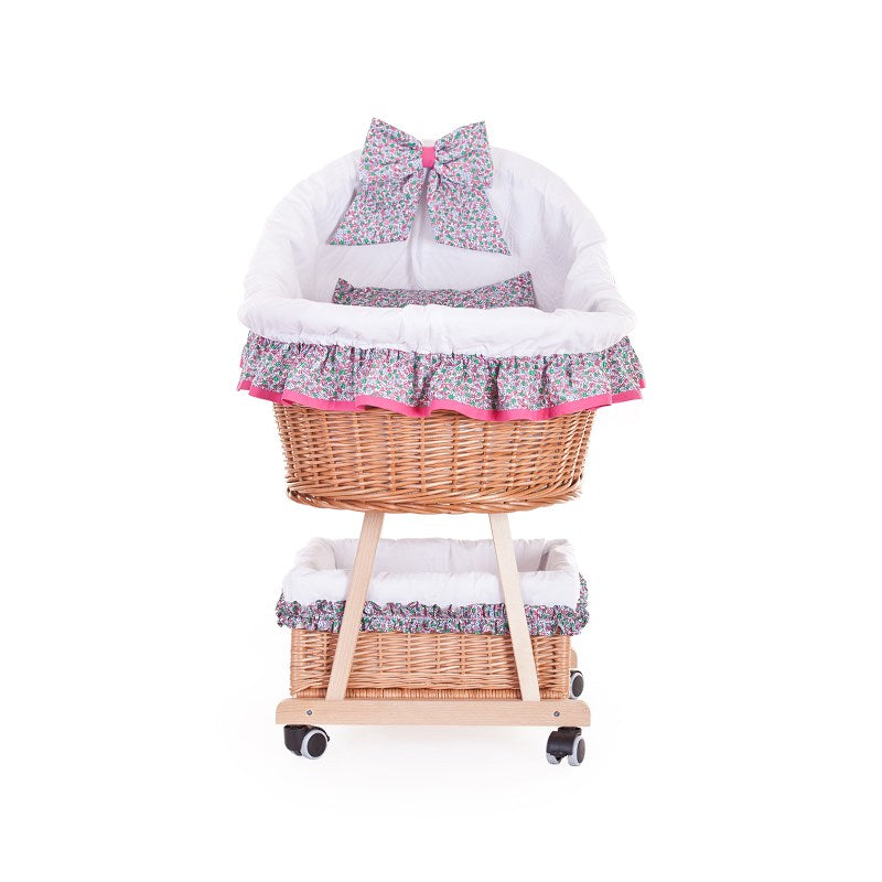 Papilio Rieten kinderwagen voor baby's met witte bies, dekentje en kussentje, op wieltjes met ondermand