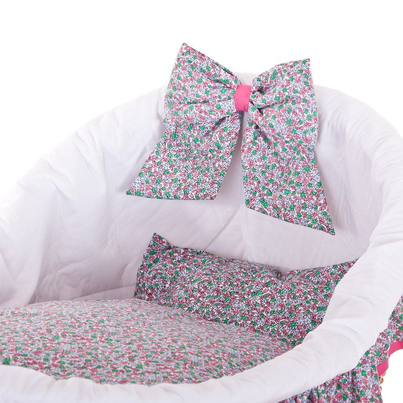 Papilio Rieten kinderwagen voor baby's met witte bies, dekentje en kussentje, op wieltjes met ondermand
