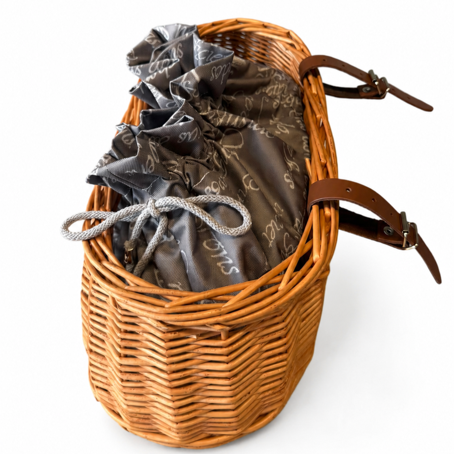 cesta de mimbre para bicicleta con ribete gris, bolsa desmontable y correas de cuero