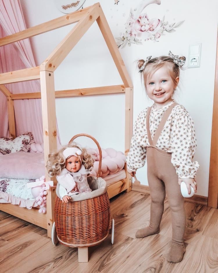 Luke Rieten poppen- en speelgoedwagen met lichtblauwe bekleding, handvat en houten wielen.
