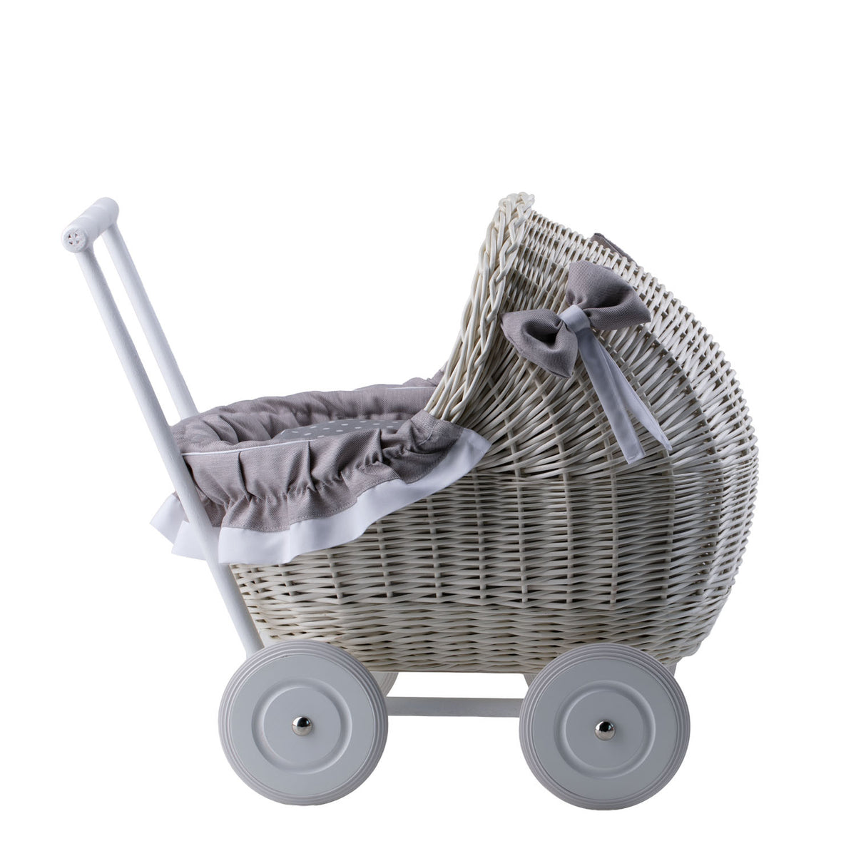 coche de mimbre para muñecas con ribete gris, edredón y almohada