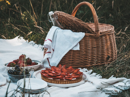 Kardia wicker picnic basket with closure and handle
