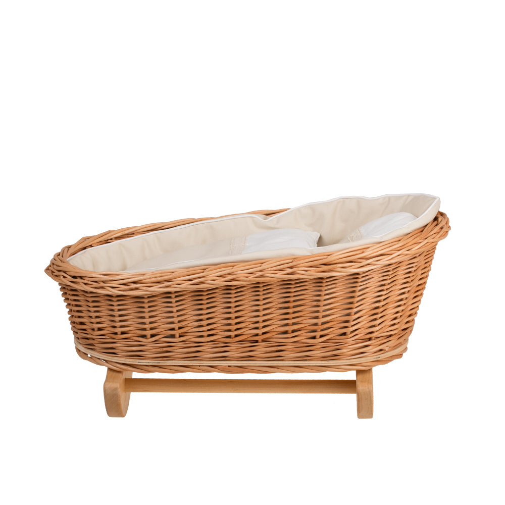 Mimi culla in vimini per bambole con fodera beige, cuscino e piumone TheWickerStories