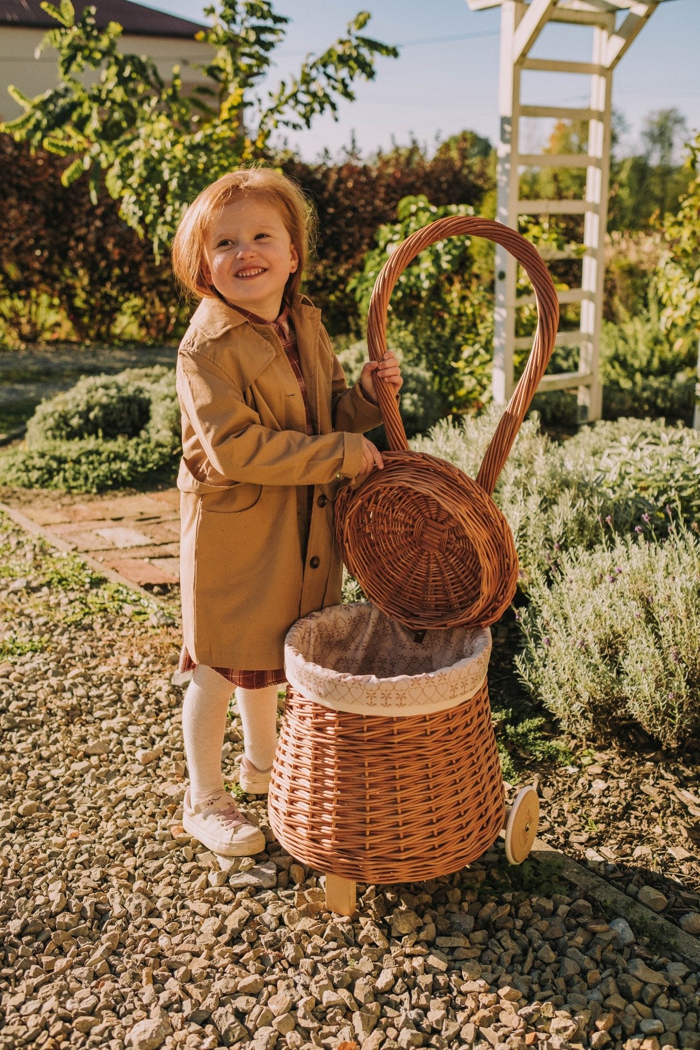 Betula prútený úložný kôš s krémovým podšitím, s rukoväťou a kolieskami TheWickerStories