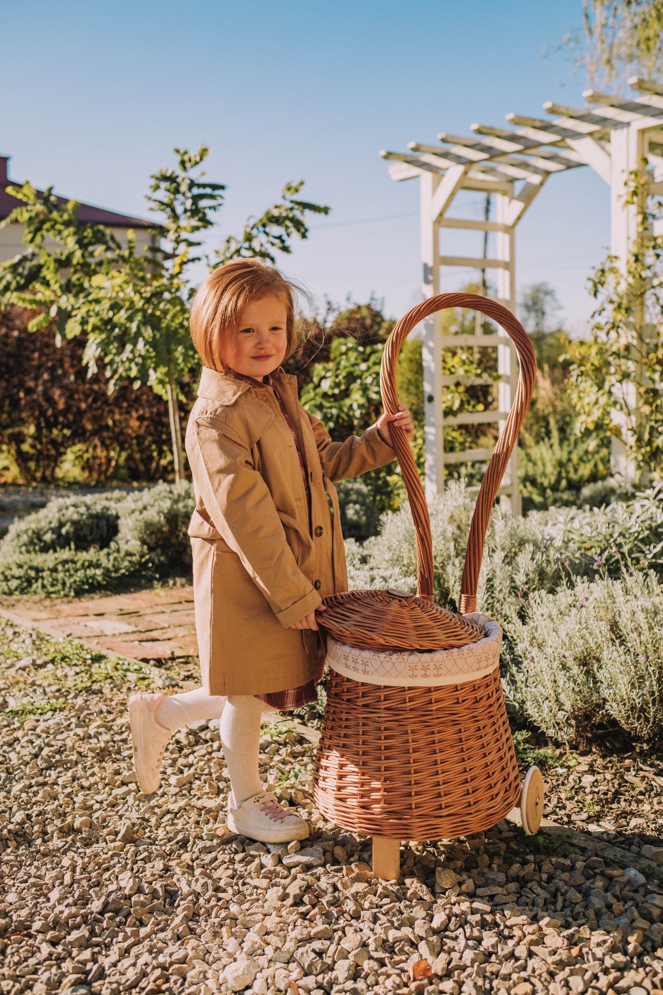 Betula prútený úložný kôš s krémovým podšitím, s rukoväťou a kolieskami TheWickerStories